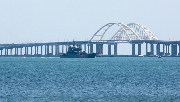 Die Brücke über die Straße von Kertsch ist die wichtigste Straßen- und Bahn-Verbindung zwischen dem russischen Festland und der von Russland besetzten ukrainischen Halbinsel Krim. (Bild: ASSOCIATED PRESS)