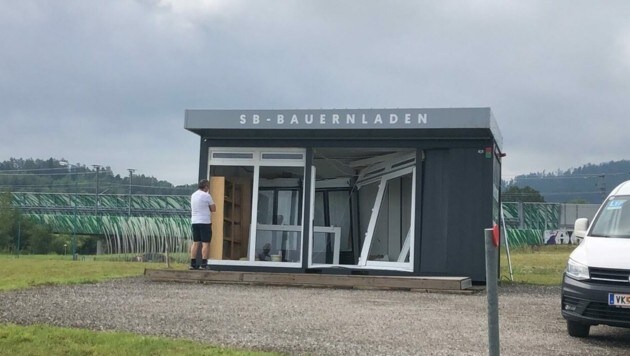 Kurz vor Kühnsdorf wurde der Selbstbedienungs-Bauernladen in Mitleidenschaft gezogen. (Bild: Elisabeth Nachbar)