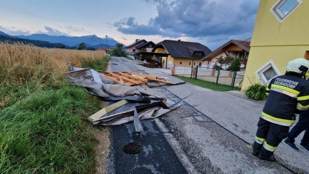 Im Jauntal wurden einige Dächer, Planen und Abdeckungen weggerissen. (Bild: FF Eberndorf)