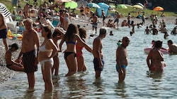 Jeder versucht, Abkühlung zu finden. Auf dem Bild: Der Comer See in Italien (Bild: ASSOCIATED PRESS)