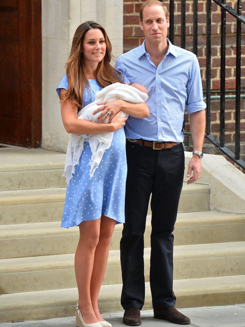 Kate und William nach der Geburt des ersten Kindes George (Bild: APA/AFP/Ben STANSALL)