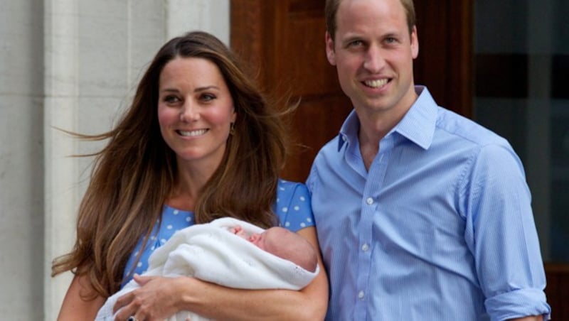 Prinzessin Kate und Prinz William präsentierten Prinz George kurz nach der Geburt der Öffentlichkeit. (Bild: APA/AFP/ANDREW COWIE)