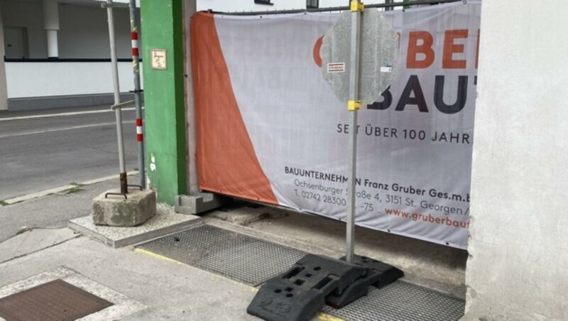 Aktuell wurde die Tafel zum wiederholten Mal verräumt. (Bild: Thomas Werth)