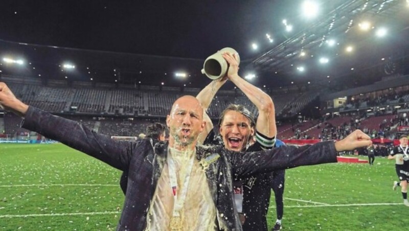 Mit Coach Ilzer holte Hierländer heuer den zweiten Cup-Titel. (Bild: Pail Sepp)