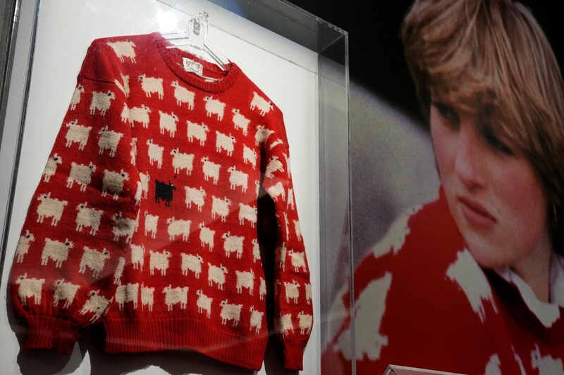 Diana schien an diesem Strickpullover besonders viel Freude zu haben. (Bild: Frank Augstein / AP / picturedesk.com)