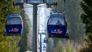 Die 8-er Gondelbahn konnte wegen eines technischen Defektes nicht mehr fahren, zahlreiche Wintersportler saßen vorübergehend fest. (Bild: Wenzel Markus)