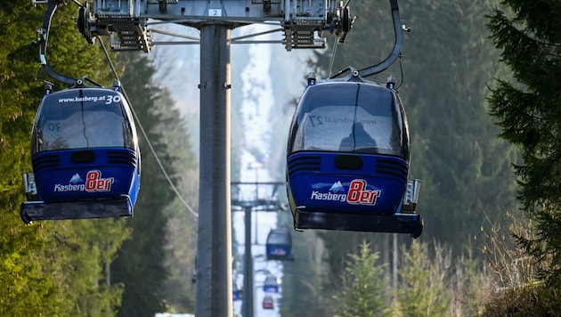 The 8-seater gondola lift was unable to operate due to a technical fault, leaving numerous winter sports enthusiasts temporarily stranded. (Bild: Wenzel Markus)