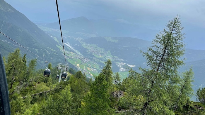 Nichts geht mehr im Stubaital, die Passagiere in den Gondeln werden per Lautsprecher informiert