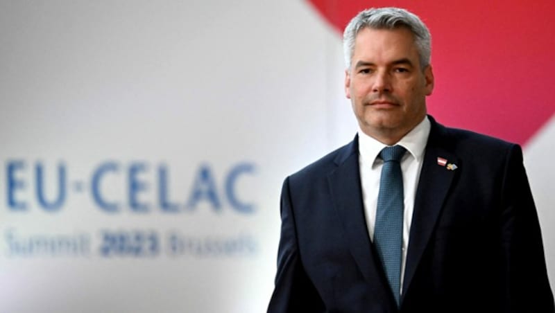 Kanzler Karl Nehammer am Rande des EU-CELAC-Gipfels (Bild: APA/AFP/Emmanuel DUNAND)