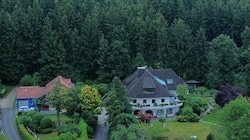 Durch das ebenerdige Küchenfenster waren die drei Räuber in die Fill-Villa in Gurten eingestiegen. (Bild: Scharinger Daniel)