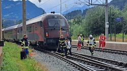 Wegen der heftigen Unwetter konnte der Zug seine Fahrt in Richtung Vorarlberg nicht fortsetzen. (Bild: Daniel Liebl)