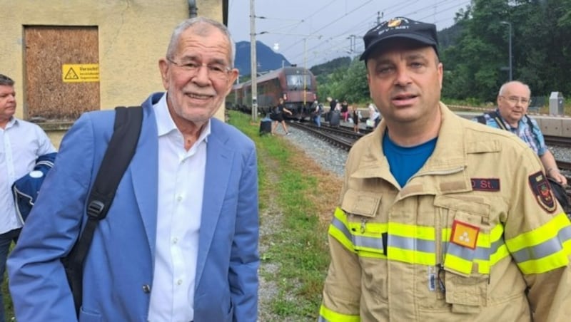 Bundespräsident Van der Bellen bedankt sich bei den Einsatzkräften. (Bild: Daniel Liebl)