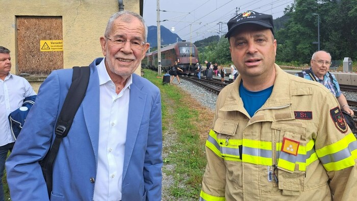 Bundespräsident Van der Bellen bedankt sich bei den Einsatzkräften.