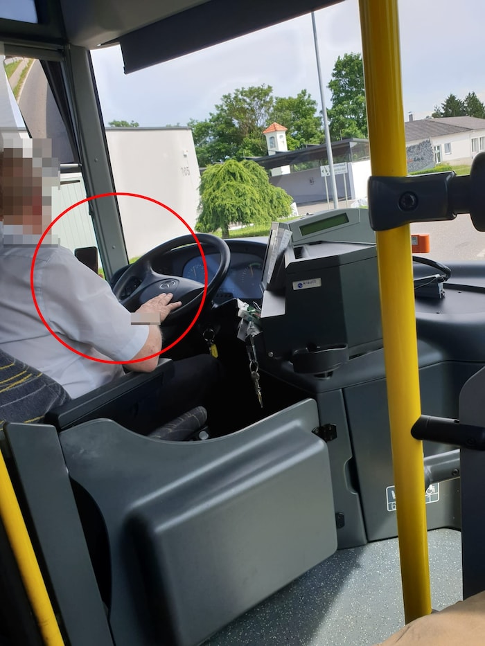 In Graz sorgte ein weiterer Buslenker für Aufregung - auch er saß mit dem Handy am Steuer.