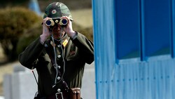 Ein nordkoreanischer Grenzsoldat beobachtet die Vorgänge auf der südkoreanischen Seite. (Bild: AP)