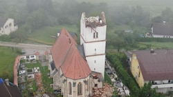 Die Unwetter richten heuer quer durch Österreich große Verwüstungen an. In Kärnten wurde der Kirchturm von St. Marxen „geköpft“. (Bild: APA/MARKUS ANGERER)