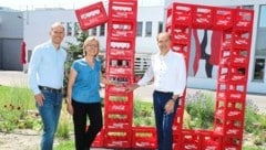 Zehn Jahre Coca-Cola in Edelstal: Das Werk besichtigten Herbert Bauer (li.), Leonore Gewessler und Leonhard Schneemann. (Bild: Judt Reinhard)