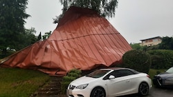 Kein Dach mehr über dem Kopf haben Gäste eines Jachthotels in Kärnten - dort wurden rund 250 Quadratmeter Blech und Holz vom Sturm weggefegt. (Bild: FF Velden Brugger)