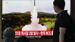 Auf einem Bahnhof in Seoul werden eifrig die Nachrichten über den Raketentest verfolgt. (Bild: APA/AFP/Jung Yeon-je)