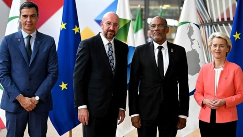 EU-Kommissionspräsidentin Ursula von der Leyen mit EU-Ratschef Charles Michel, dem spanischen Ministerpräsidenten Pedro Sanchez und dem Premier von Haiti, Ariel Henry (2. v. re.) (Bild: APA/AFP/Emmanuel DUNAND)