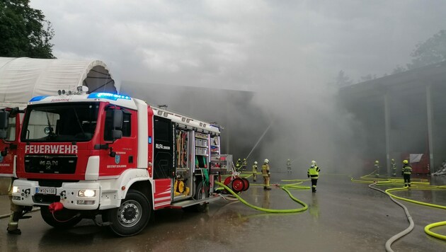 In Oberhaus stand Mittwochfrüh eine Abfallsortieranlage in Flammen. (Bild: BFV Liezen / Schlüßlmayr)