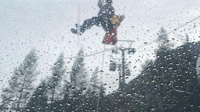 Bei Regen und Sturm wurden die Betroffenen abgeseilt.