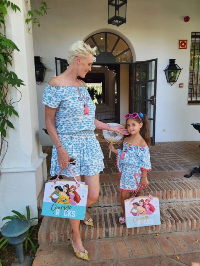 Bei vier älteren Brüdern trifft es vermutlich häufiger die kleine Frida, dieselben Sachen wie Mama Brigitte zu tragen. (Bild: https://www.instagram.com/realbrigittenielsen)