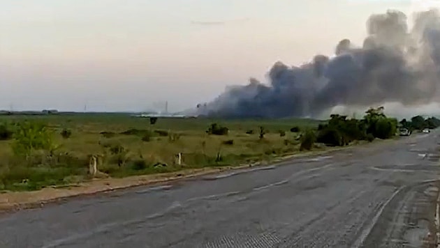 Die russische Nachrichtenagentur Tass zeigte Aufnahmen vom Brand. (Bild: Screenshot Tass)