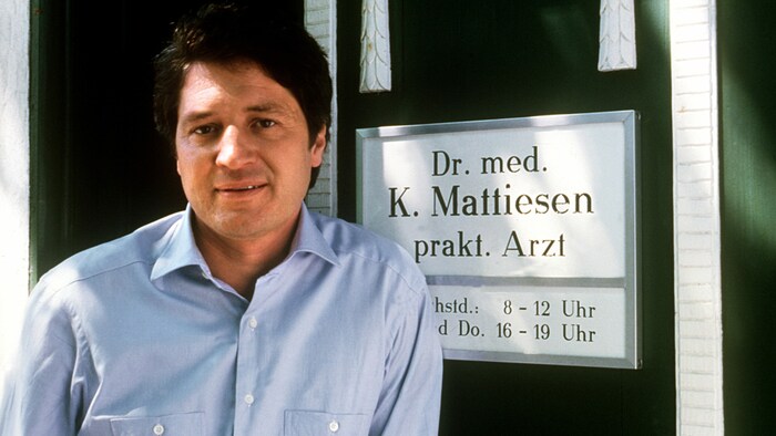 Christian Quadflieg als Dr. med. Karsten Mattiesen, aufgenommen bei Dreharbeiten zur TV-Serie „Der Landarzt“ im Mai 1986. 