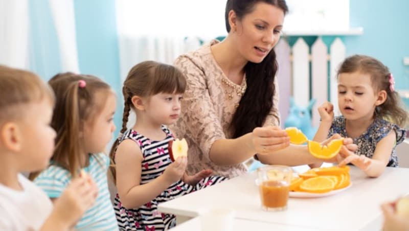 is 2030 werden zusätzlich 13.700 Kindergartenpädagoginnen und Kindergartenpädagogen benötigt. Die Regierung setzt unter anderem auf eine Ausbildungsinitiative (Symbolbild). (Bild: Oksana Kuzmina - stock.adobe.com)