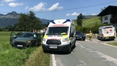 Zwei Pkw wurden bei dem Crash mit einem Rettungswagen schwer beschädigt. (Bild: zoom.tirol)