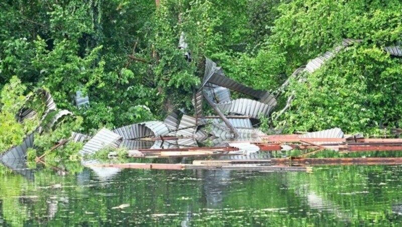 Teile des Daches landeten in einem benachbarten Teich. (Bild: Manfred Fesl)