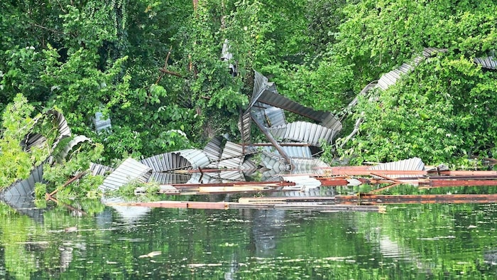 Teile des Daches landeten in einem benachbarten Teich.