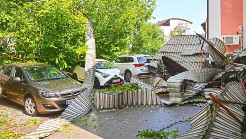 Das Blechdach wurde beim Sturm in Einzelteile gerissen. (Bild: Manfred Fesl)