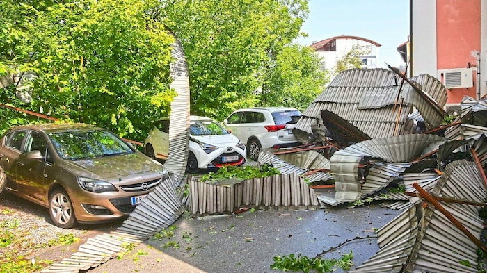 Das Blechdach wurde beim Sturm in Einzelteile gerissen.