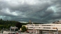 Diese dunklen Wolken lassen nichts Gutes erahnen - noch den ganzen Mittwoch über sind Unwetter zu befürchten! (Bild: zvg )