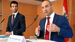 FPÖ-Landesrat Christoph Luisser (hier im Bild mit FPÖ-Landeschef Udo Landbauer) hat die erste Auszahlung aus dem Corona-Fonds persönlich vorgenommen. (Bild: APA/HELMUT FOHRINGER)