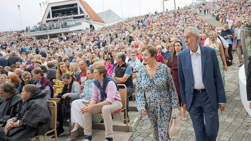 Bundespräsident Alexander Van der Bellen und seine Frau Doris Schmidbauer zeigten sich beeindruckt vom Sommermärchen in Mörbisch. (Bild: Peter Lechner)