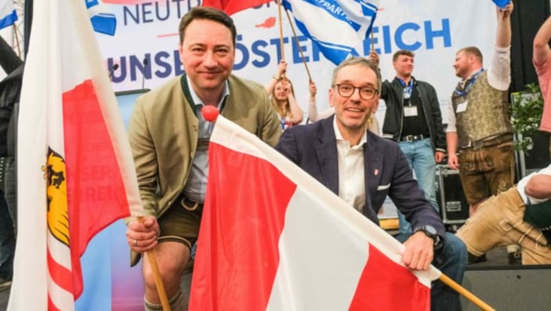 Am 1. Mai war alles voll Harmonie. Manfred Haimbuchner mit Herbert Kickl. (Bild: Horst Einöder/Flashpictures)