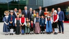 Das Bild mit dem Trachtenverein und der politischen Führungsriege durfte nicht fehlen: Bgm. Ritsch mit Yvonne, Kanzler Nehammer, Bundespräs. Van der Bellen mit Doris, LH Wallner mit Sonja und Kathrin mit Festspielpräs. Hans-Peter Metzler. (Bild: mathis.studio)