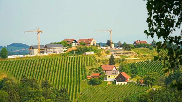 An der steirischen Weinstraße wird fleißig gebaut. Die Lage in den sanften Hügeln ist beliebt