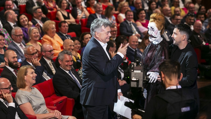 Vize-Kanzler Werner Kogler wurde von Nikolaus Habjan und seiner Puppe auf die Bühne gebeten. 