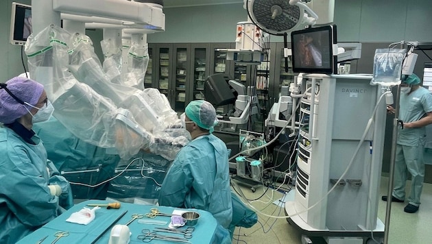 Im Klinikum Klagenfurt wird seit März dieses Jahres mit dem Da-Vinci-Roboter operiert. (Bild: zVg)
