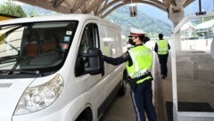 Trotz des Urlauberreiseverkehrs kontrolliert die Polizei verstärkt an den steirischen Grenzen (Symbolbild) (Bild: SOBE HERMANN)