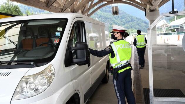 Trotz des Urlauberreiseverkehrs kontrolliert die Polizei verstärkt an den steirischen Grenzen (Symbolbild) (Bild: SOBE HERMANN)