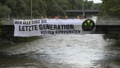 Donnerstagfrüh entrollten Klimaaktivisten ein großes Transparent in Graz. (Bild: Letzte Generation Österreich)