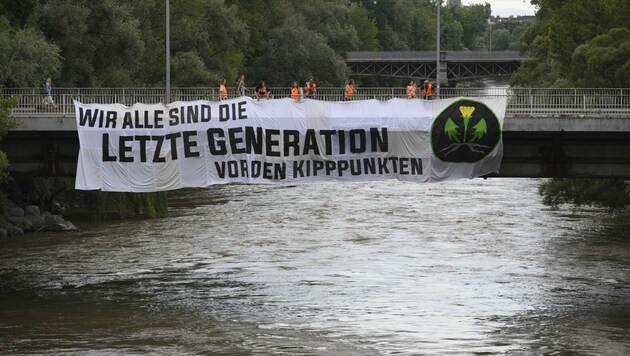 Donnerstagfrüh entrollten Klimaaktivisten ein großes Transparent in Graz. (Bild: Letzte Generation Österreich)