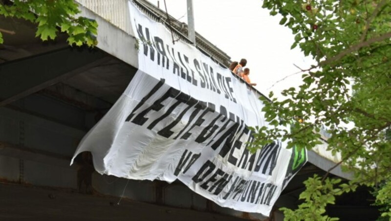 Das Transparent auf der Tegetthoffbrücke. (Bild: Letzte Generation Graz)