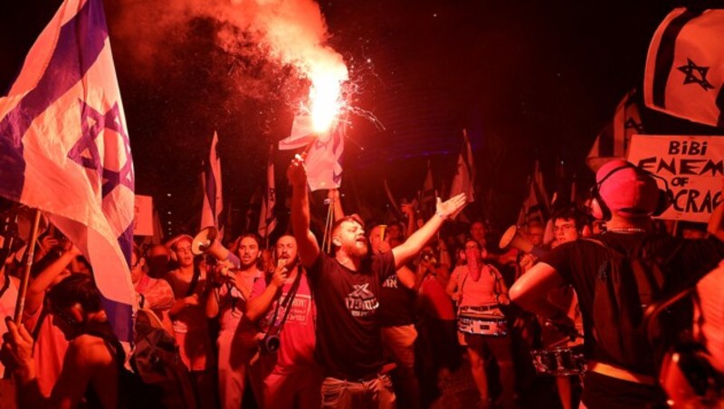 Demonstranten haben nun auch einen Protestmarsch gegen die Justizreform gestartet. (Bild: APA/AFP/AHMAD GHARABLI)