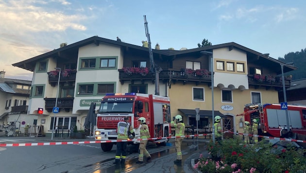 Rund 90 Feuerwehrleute waren beim Einsatz vor Ort. (Bild: zoom.tirol)